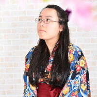 ポーズをしている女性