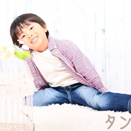 ポーズしている少年