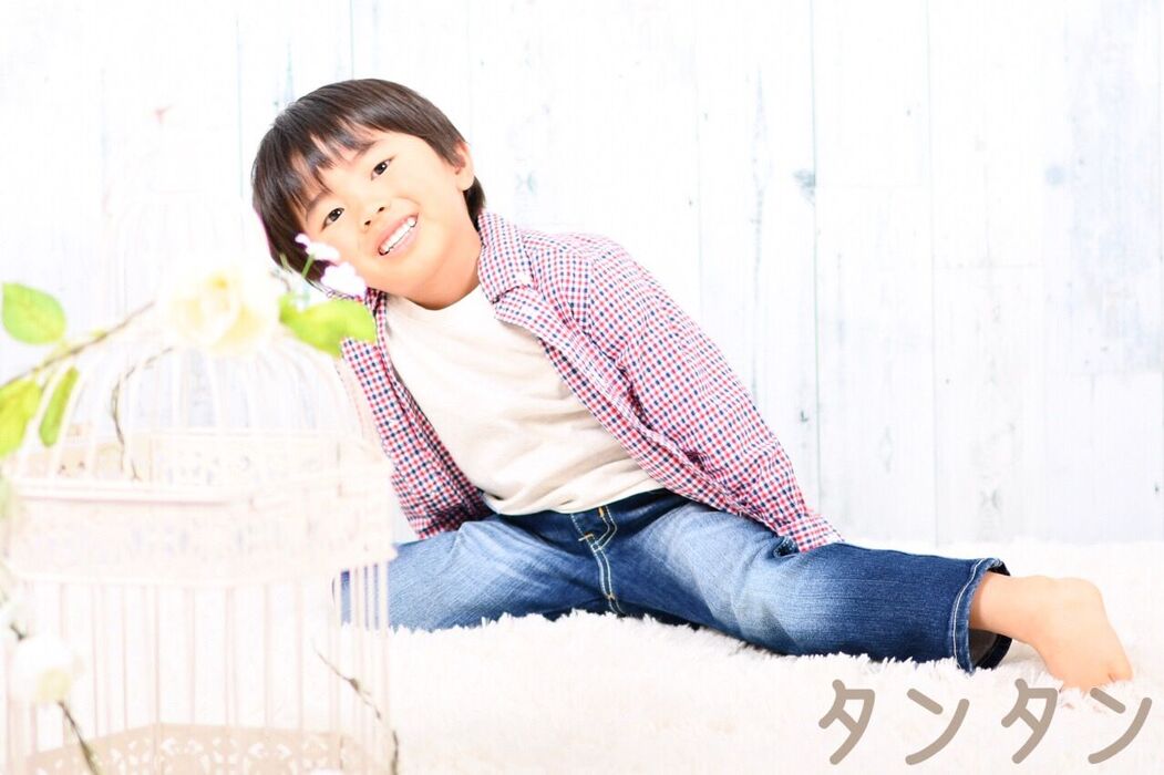 ポーズしている少年