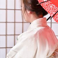 ポーズをとっている人