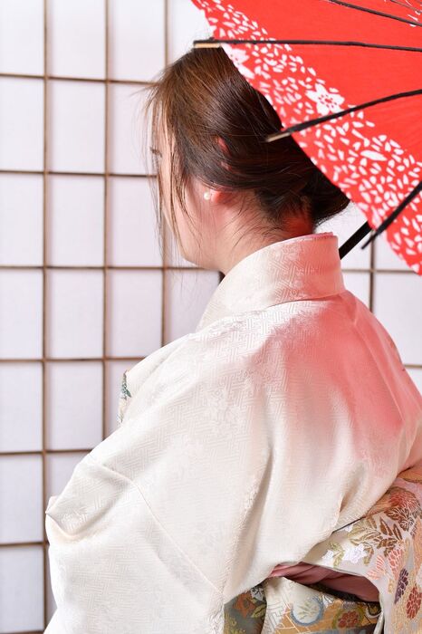 ポーズをとっている人