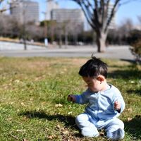 外で遊ぶ子供