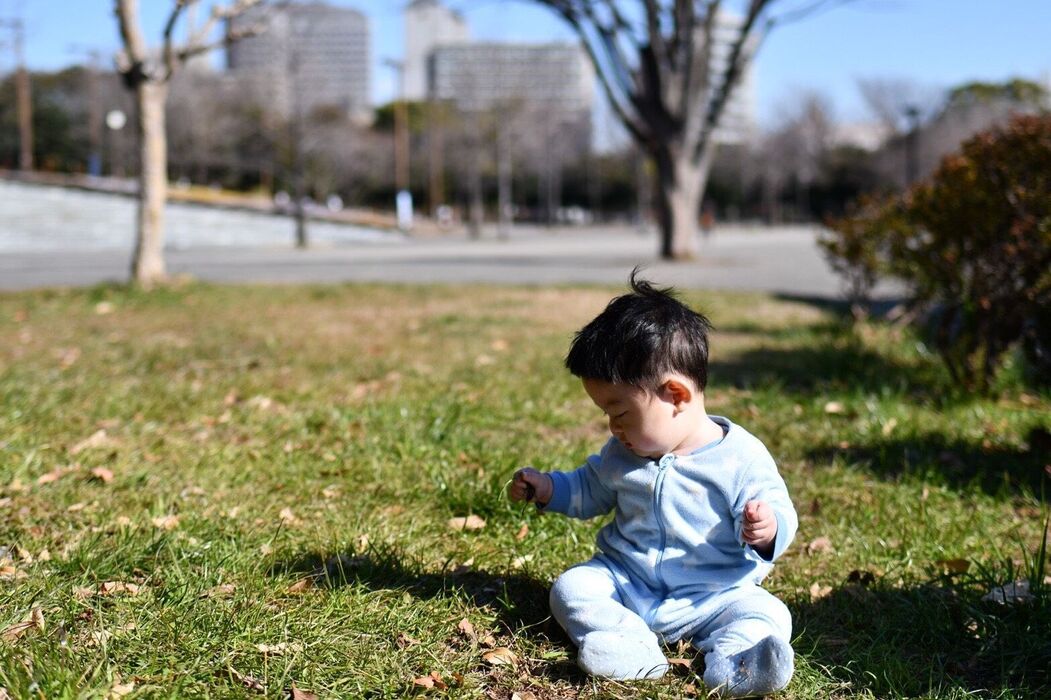 外で遊ぶ子供